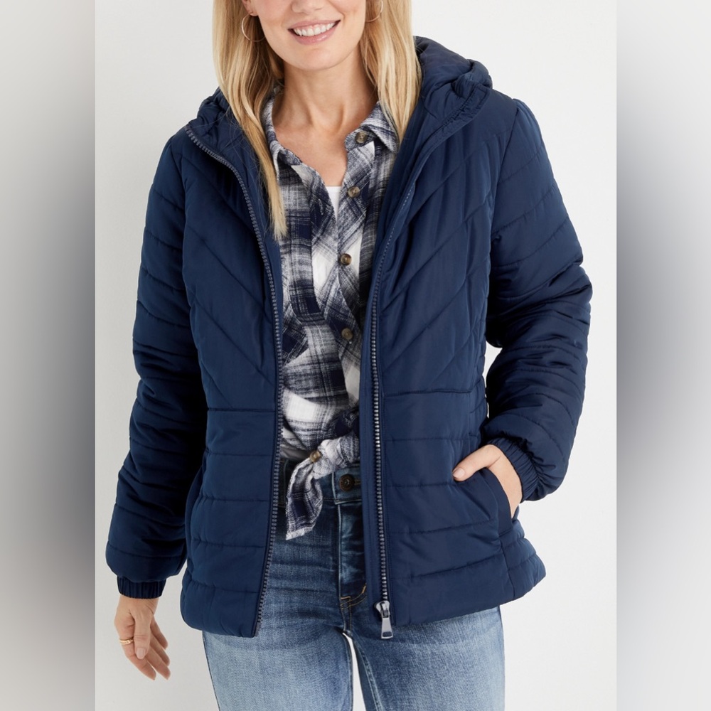 Maurices puffer jacket with a hood. 2 pockets, front zipper. Navy blue. Size M